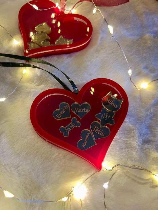 Sirds krājkase ar personalizētām nozīmītēm iekšā